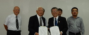 協定調印後のターン学長（右）と安田学長