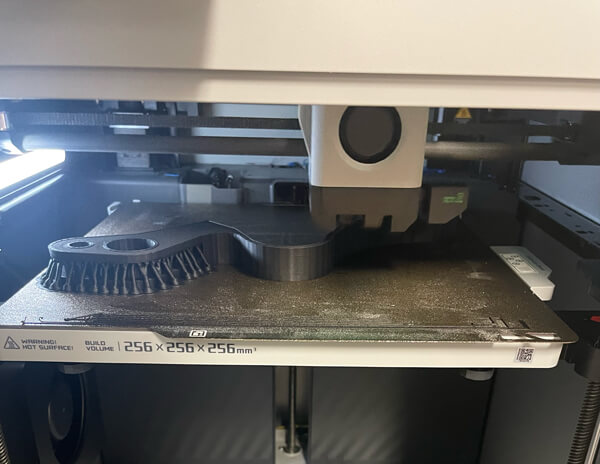 3Dプリンタでロボットの脚部分を印刷