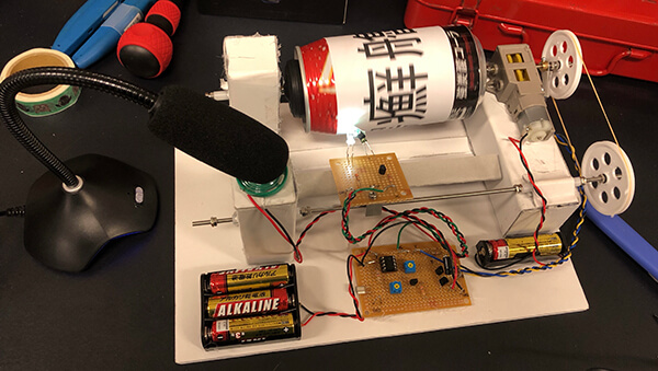 ファクシミリの製作で初めてはんだ付けに挑戦。失敗もしたが、それを糧に改善を重ねた。