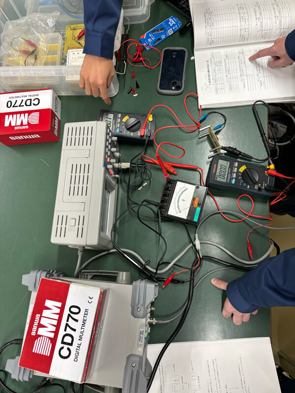 機械工学実験実習の電気回路実験で使用したオシロスコープ