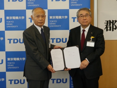 締結式後の古田勝久学長（東京電機大学）と品川萬里郡山市長