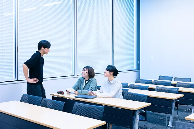 教室で雑談中の学生たち