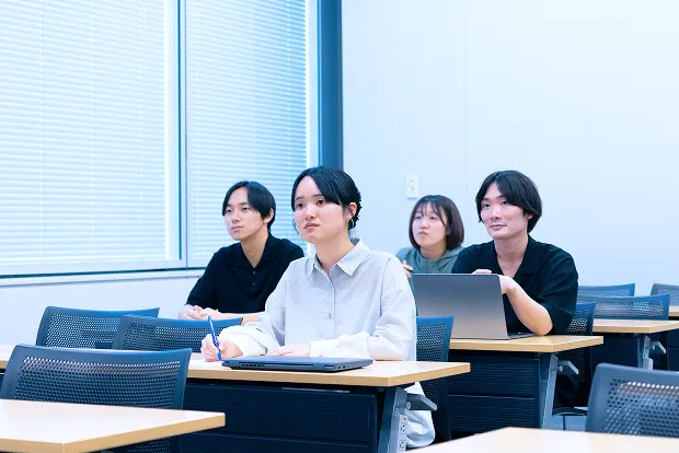 教室で授業を受ける学生たち