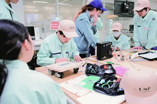 実習室で作業中の学生たち