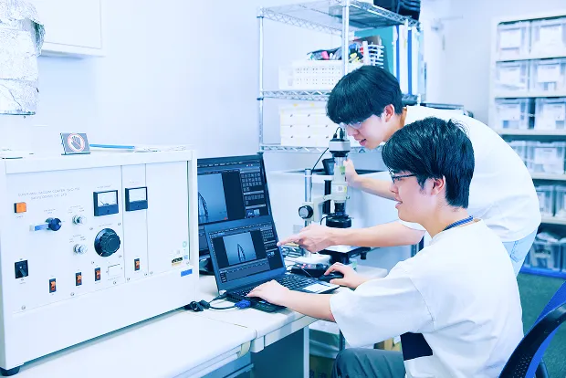 実験機器やパソコンを操作する学生たち