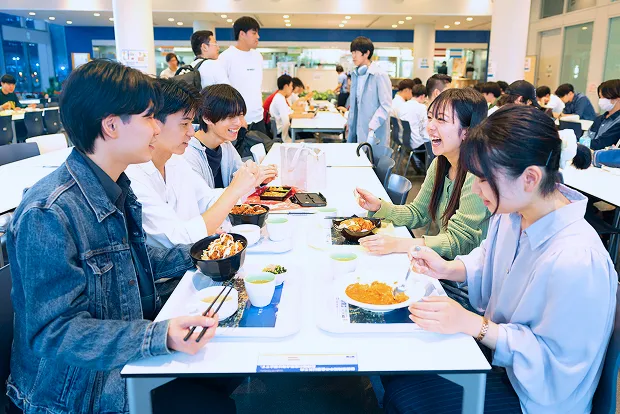 学生食堂で食事をする学生たち