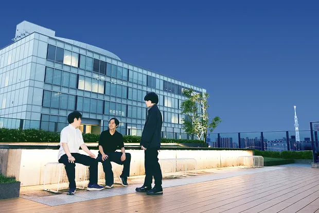 ウッドデッキでくつろぐ学生たち