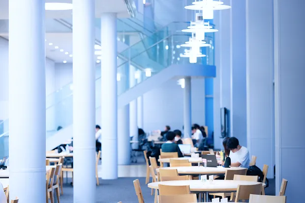 丸テーブルが並ぶ図書館の様子