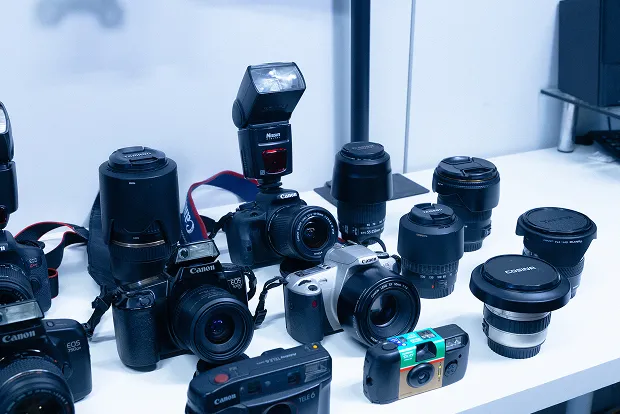 カメラ本体や交換レンズが並ぶ写真部の部室