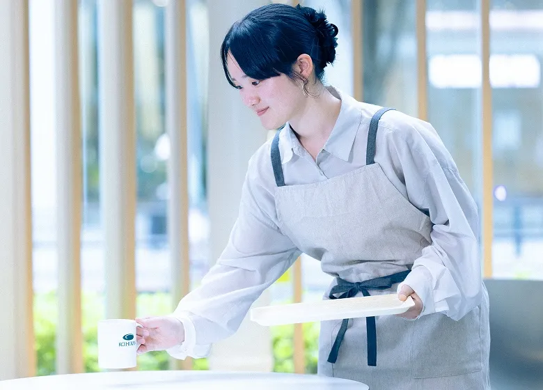昼：カフェで働く女性