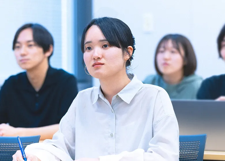 夜：講義を受ける女性