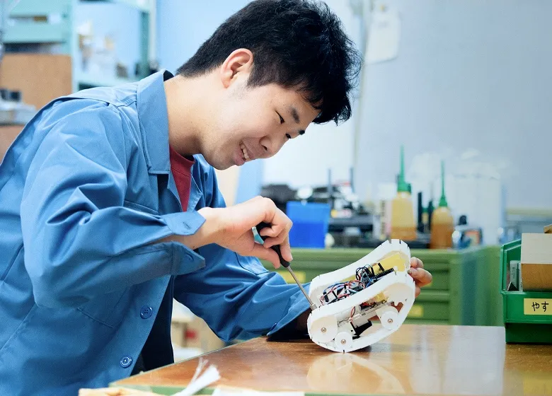夜：機械を制作する男性