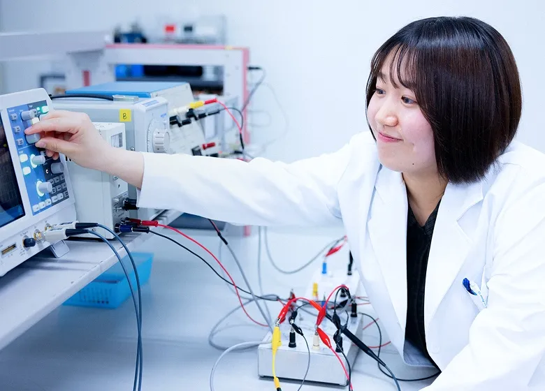 夜：実験室で機械を操作する女性