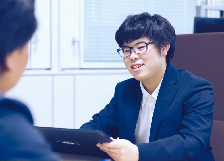 昼：オフィスで会議中の男性