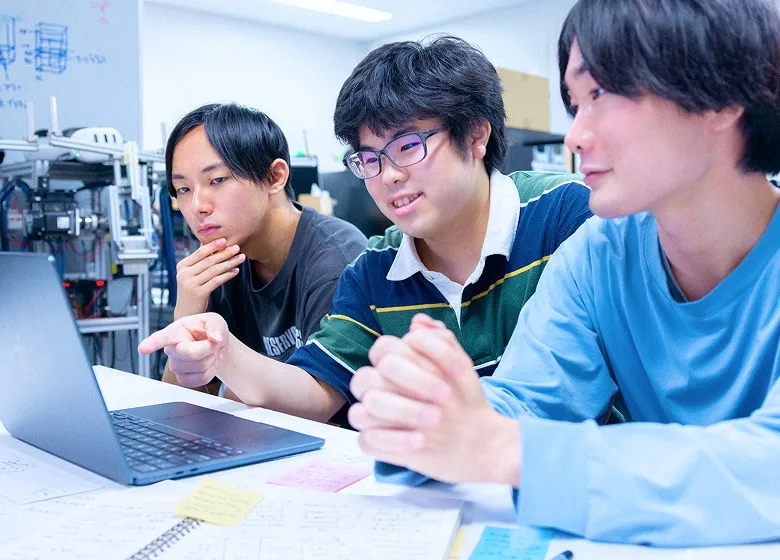 夜：学校でパソコンを操作する男性