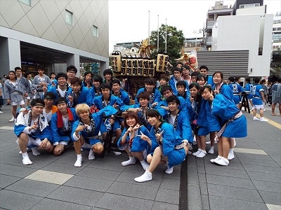 千住本氷川神社例祭に参加する学生達