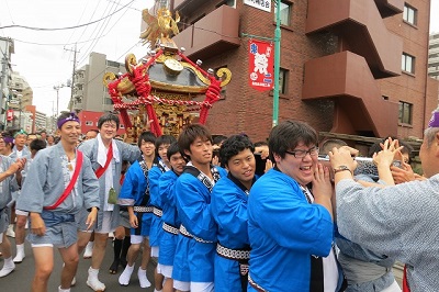 神輿を担ぐ体育会本部の学生