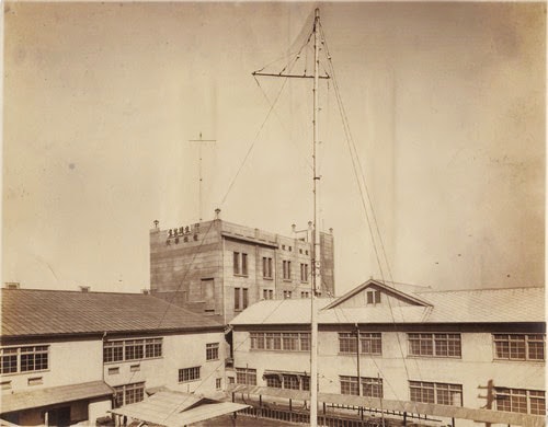 NHKよりも早くラジオ放送をスタート!